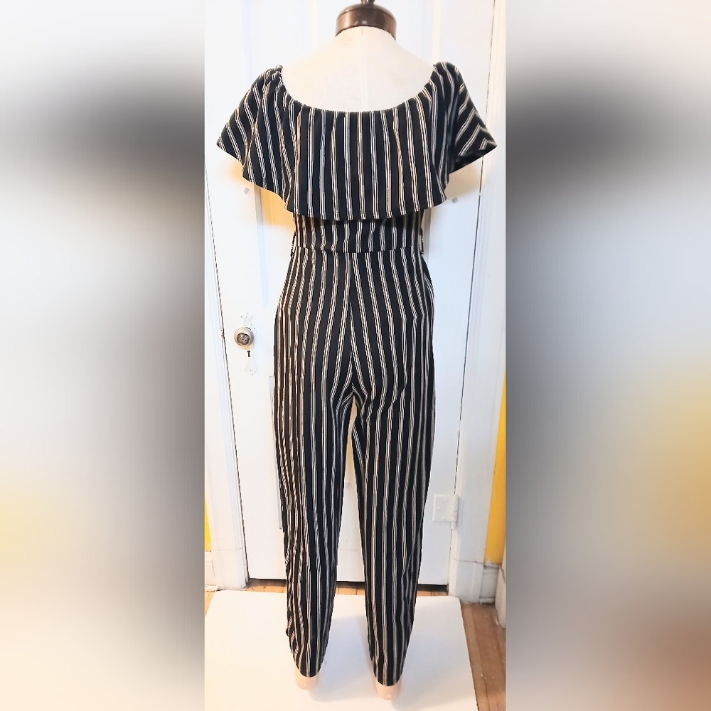 Almost Famous Women's Black & Creme Strip Sleeveless Jumper Romper Size Medium - Picture 2 of 8